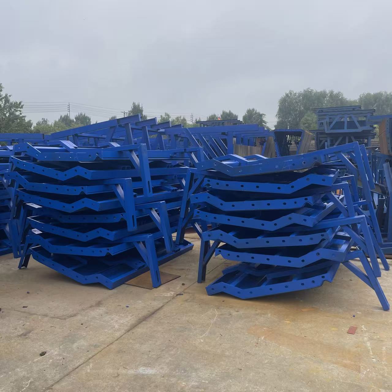 偉志護(hù)欄鋼模板：為每一條平安大道筑就堅(jiān)實(shí)根基